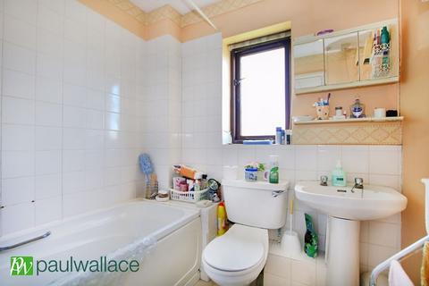 2 bedroom maisonette for sale, Hollybush Way, Waltham Cross