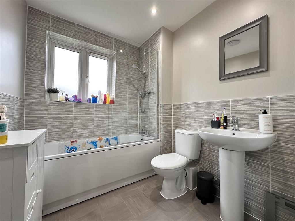 Family Bathroom 166