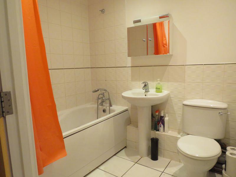 204 Riverbank Bathroom.jpg