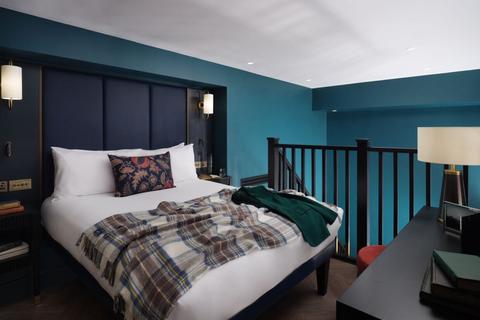 Studio to rent, Harrington Gardens, London SW7