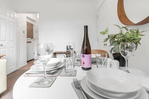 3 bedroom flat to rent, Pippin Green