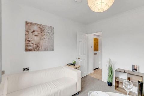 3 bedroom flat to rent, Pippin Green