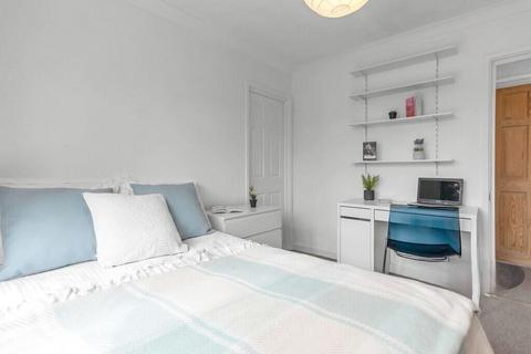 3 bedroom flat to rent, Pippin Green