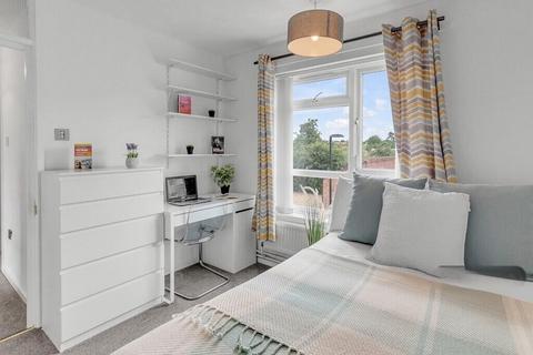 3 bedroom flat to rent, Pippin Green