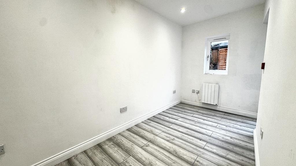 Bright, recently renovated small bedroom with c...