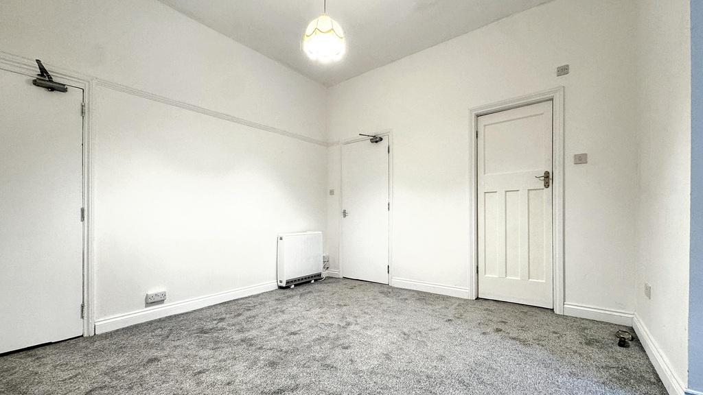 Bright, neutral double bedroom with fresh grey ...
