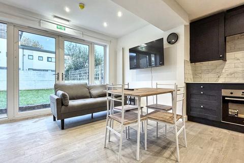 6 bedroom house to rent, Church Leaze, Bristol BS11