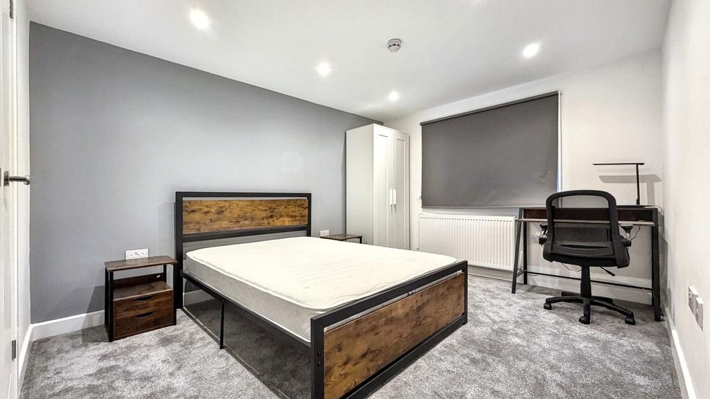 Well-presented double bedroom with contemporary...