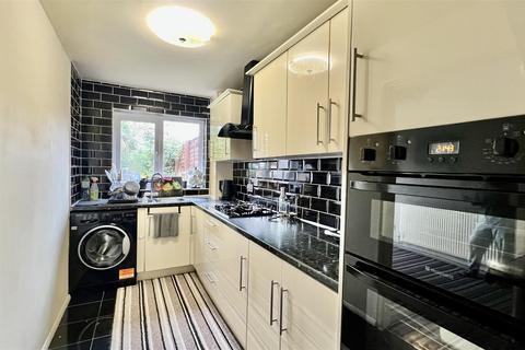 3 bedroom end of terrace house for sale, Chichester Way, Feltham TW14