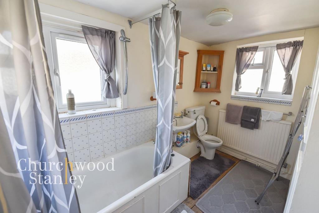 Bathroom (first floor)