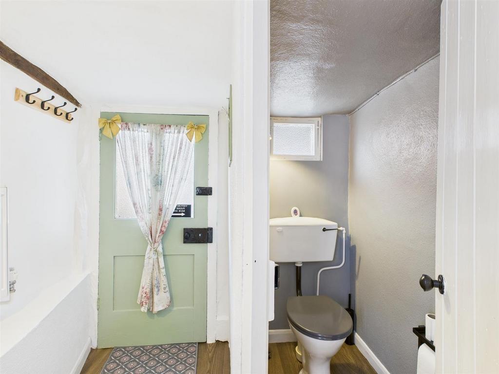 Main house lobby / wc