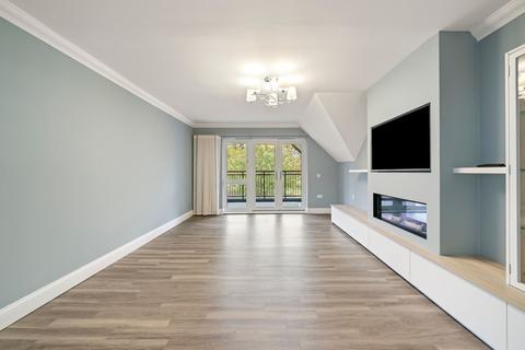 3 bedroom flat to rent, Hartfield Road, Reeves House, KT22
