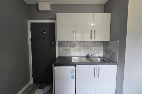 Studio to rent, Rowan Road, West Drayton