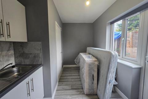 Studio to rent, Rowan Road, West Drayton