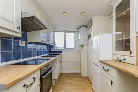 2 bedroom flat to rent, Oakhall Drive, Sunbury-On-Thames TW16
