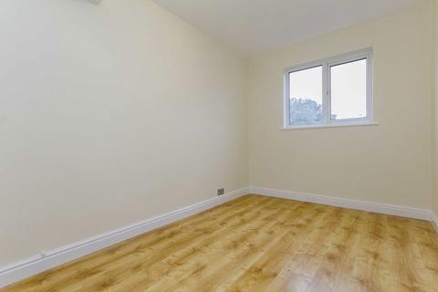 2 bedroom flat to rent, Oakhall Drive, Sunbury-On-Thames TW16
