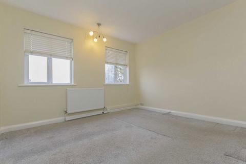 2 bedroom flat to rent, Oakhall Drive, Sunbury-On-Thames TW16