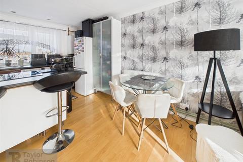 2 bedroom flat for sale, Caburn Court, Southgate, Crawley
