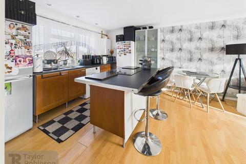 2 bedroom flat for sale, Caburn Court, Southgate, Crawley