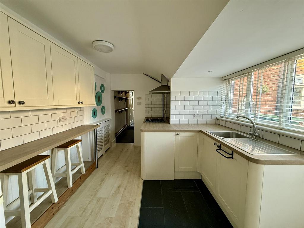Kitchen/Breakfast Room: