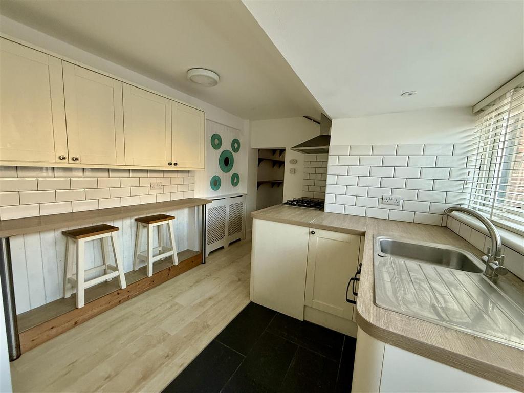 Kitchen/Breakfast Room: