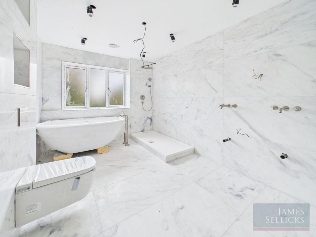 Master Bedroom En-Suite