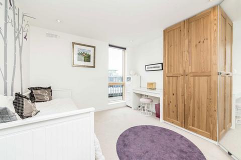2 bedroom flat to rent, Hardwicks Square, London SW18