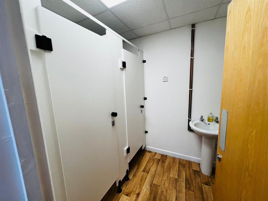 Bathroom 2 .jpeg