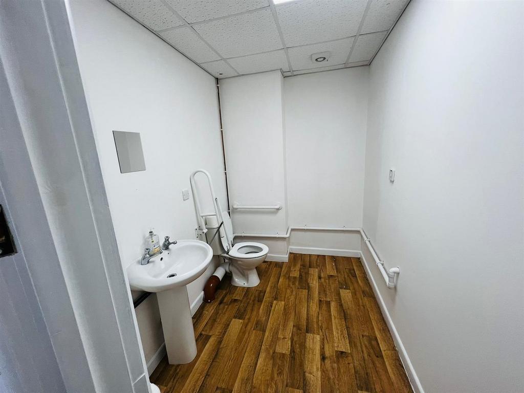 Bathroom 1.jpeg