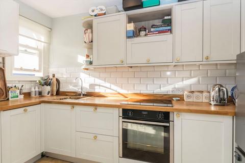 2 bedroom flat to rent, Grove Road, Surbiton KT6