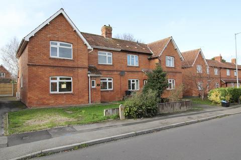 Ivythorn Road, Street