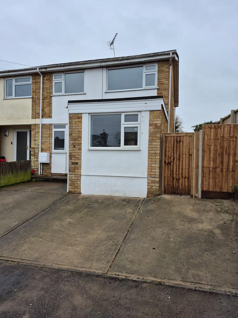4 Bedroom End-Terraced House in Dockfield Avenue,