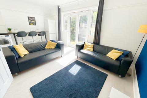 6 bedroom semi-detached house to rent, 49 Granby Grove, Southampton, SO17