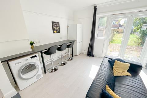 6 bedroom semi-detached house to rent, 49 Granby Grove, Southampton, SO17
