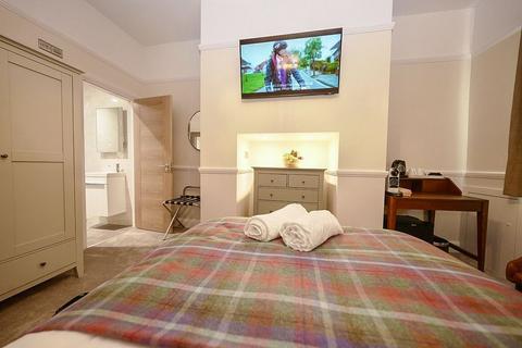 4 bedroom house of multiple occupation to rent, High Street East, Glossop SK13