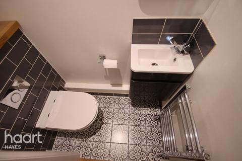 3 bedroom semi-detached house to rent, Cookham Close, Southall