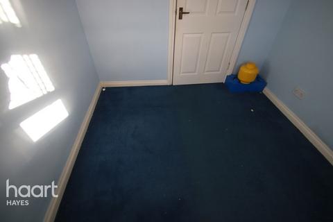 3 bedroom semi-detached house to rent, Cookham Close, Southall
