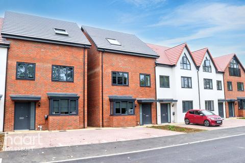 5 bedroom end of terrace house for sale, Eighth Avenue, Aylesbury