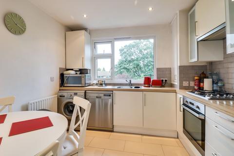 2 bedroom flat to rent, Chesterfield Court, Cranes Park, Surbiton, KT5