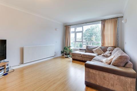 2 bedroom flat to rent, Chesterfield Court, Cranes Park, Surbiton, KT5