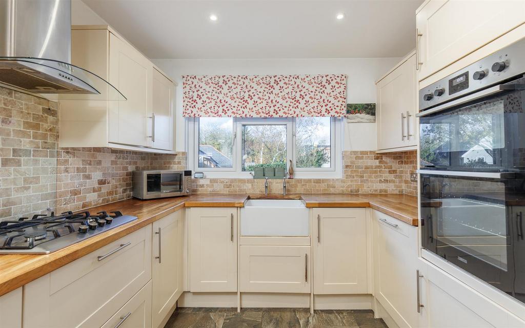 Kitchen/ Dining Area