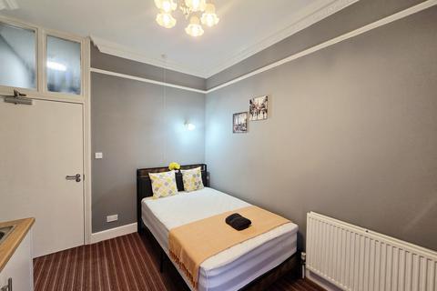 1 bedroom in a house share to rent, 50 Bushey Grove Road Room 5 Bushey WD23 2JJ