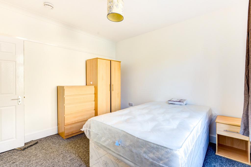 A well-maintained double bedroom featuring a co...