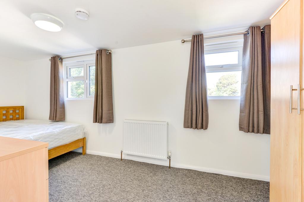 Bright and welcoming double bedroom with ample ...