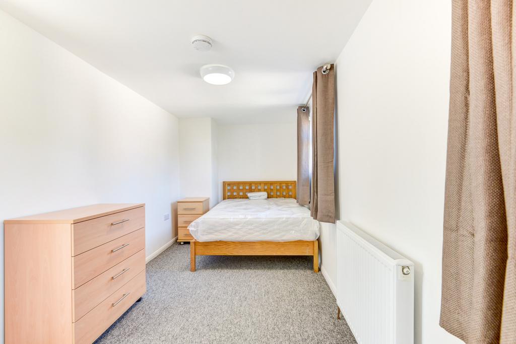 A cozy and well-maintained single bedroom featu...