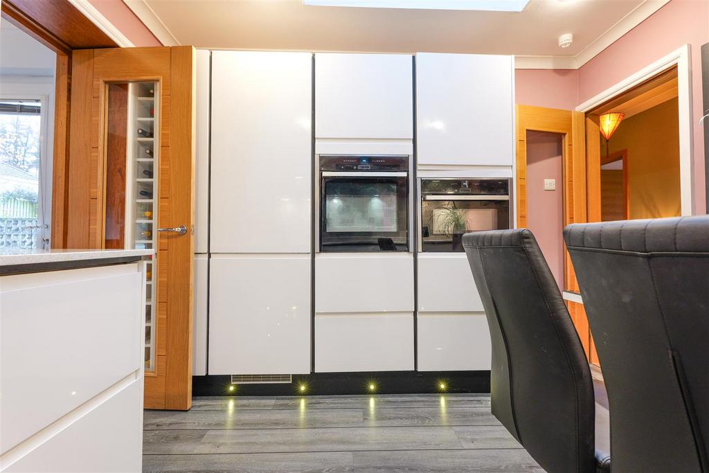 10- Kitchen.jpg