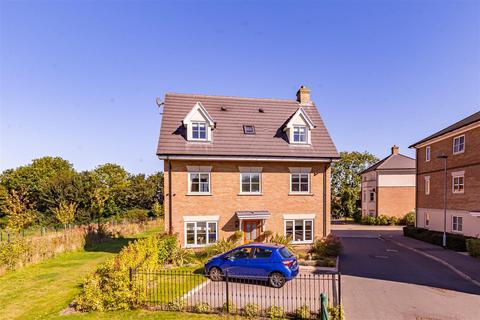 5 bedroom detached house to rent, Buckingham Road, Epping