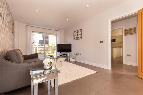 5 bedroom detached house to rent, Buckingham Road, Epping