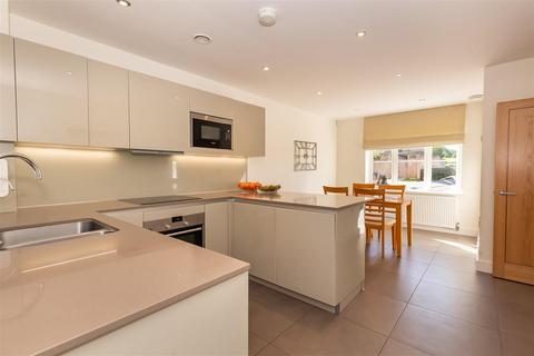 5 bedroom detached house to rent, Buckingham Road, Epping
