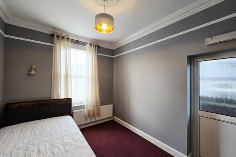 undefined, 50 Bushey Grove Road Room 6 Bushey WD23 2JJ